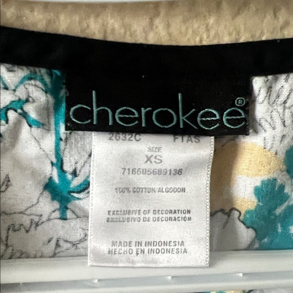 Cherokee scrub top - Picture 2 of 3